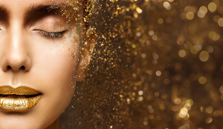 Portrait einer Frau mit goldenem Makeup und Text: Zehn Fakten über Gold