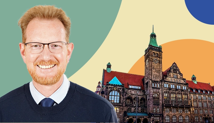Portrait Ferenc Csák vor einem Foto des Chemnitzer Neuen Rathauses