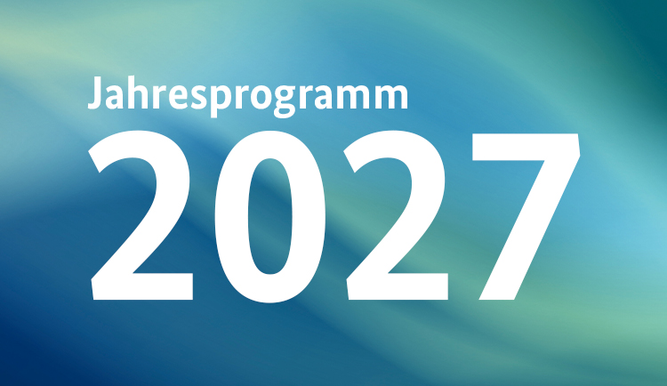Jahresprogramm 2027 auf blau-grünem Hintergrund