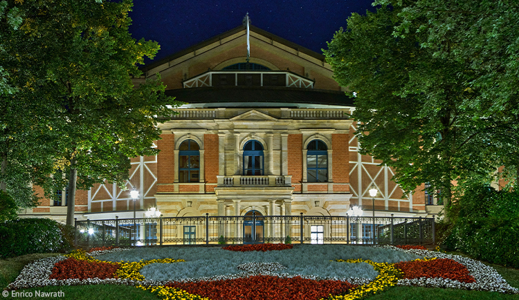 Abbildung des Festspielhauses in Bayreuth sowie der 35-Silbermünze 150 Jahre Bayreuther Festspiele mit Bild und Wertseite