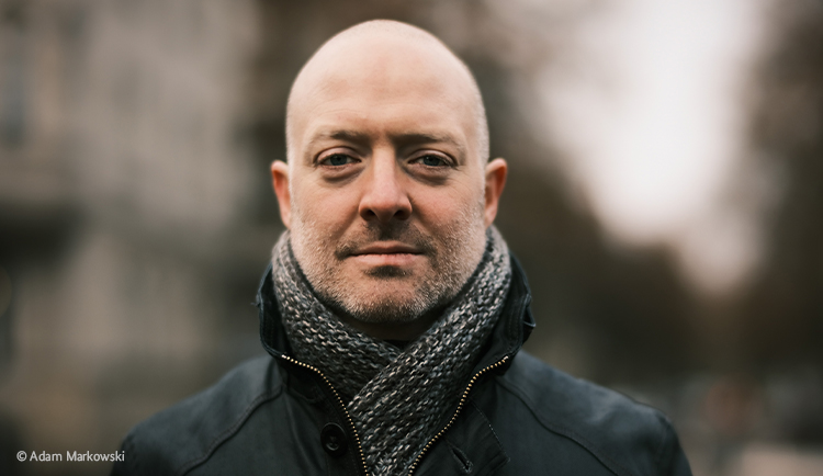 Portraitfoto des Orchestermusikers Tom Greenleaves sowie Bild- und Wertseite der 35-Euro-Silbermünze „150 Jahre Bayreuther Festspieler“