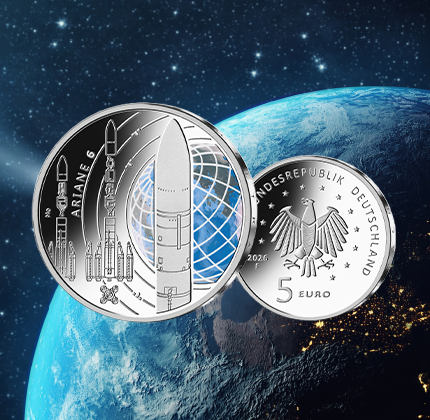 Vorder-und Rückseite der 5-Euro-Farbdruckmünze Ariane 6 im Weltall vor der Erde