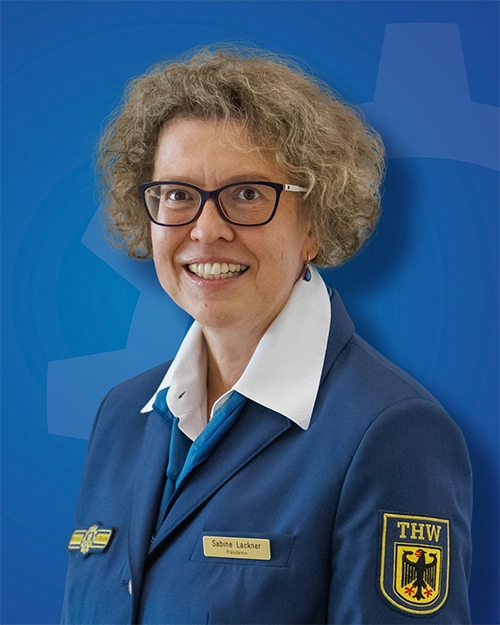 Portrait von THW-Präsidentin Sabine Lackner in THW-Uniform