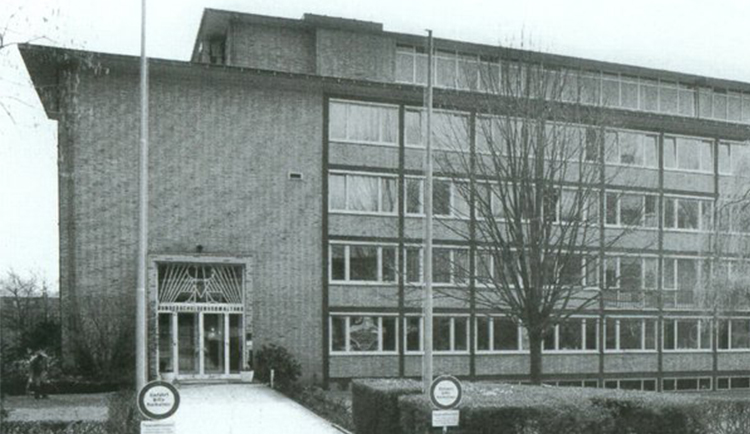 Altes Schwarz-Weiß-Foto vom damaligen Gebäude der Bundesschuldenverwaltung