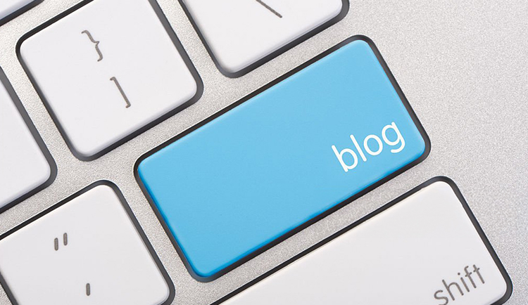 Nahaufnahme einer PC-Tastatur. Die Enter-Taste ist dabei als Pointe mit "Blog" beschriftet