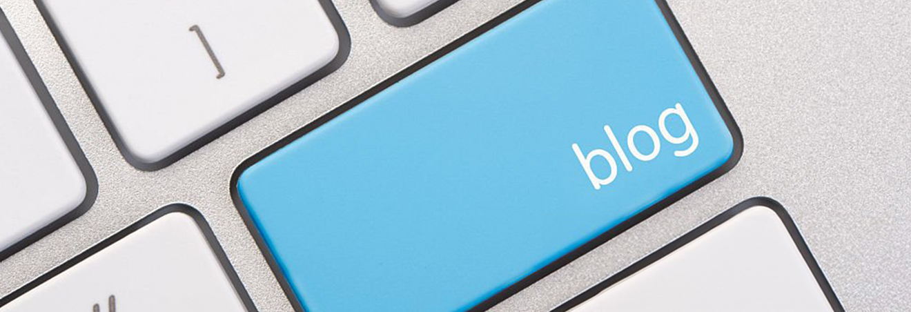 Nahaufnahme einer PC-Tastatur. Die Enter-Taste ist dabei als Pointe mit "Blog" beschriftet