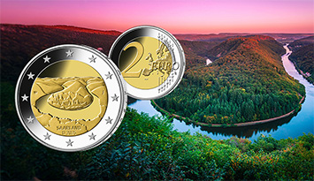 Bild- und Wertseite der 2-Euro-Münze "Saarland" vor Foto der Saarschleife in Abendstimmung