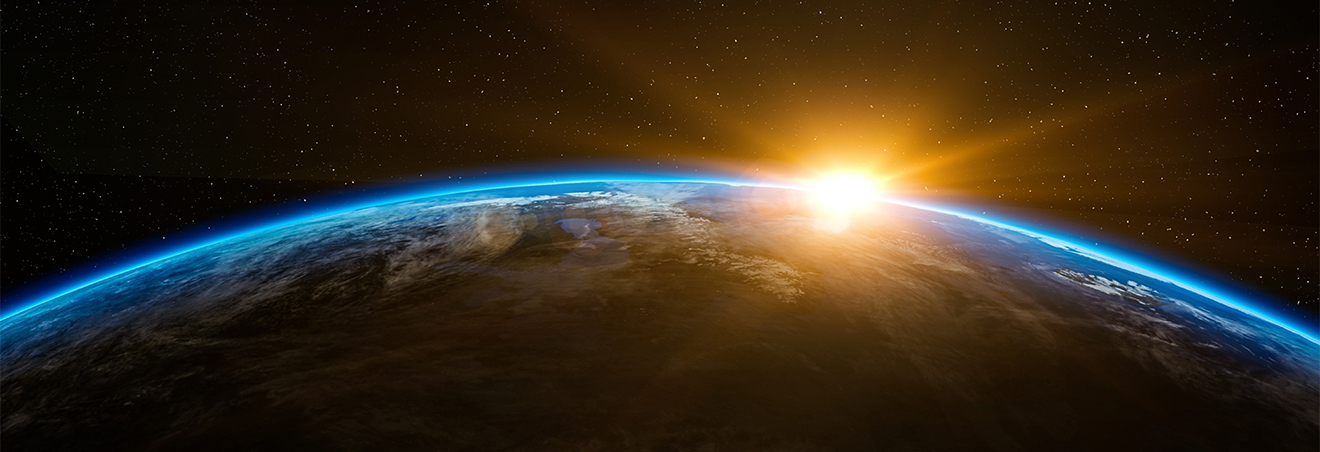 Ein neuer Tag beginnt: Gleißendes Licht eines Sonnenaufgangs über der Erde aus dem All gesehen