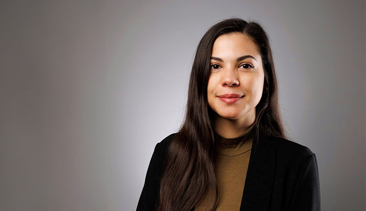 Portrait der Künstlerin Jasmin Lewis vor grauem Hintergrund