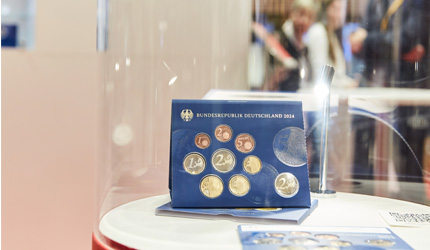 Kursmünzensatz in einer Vitrine