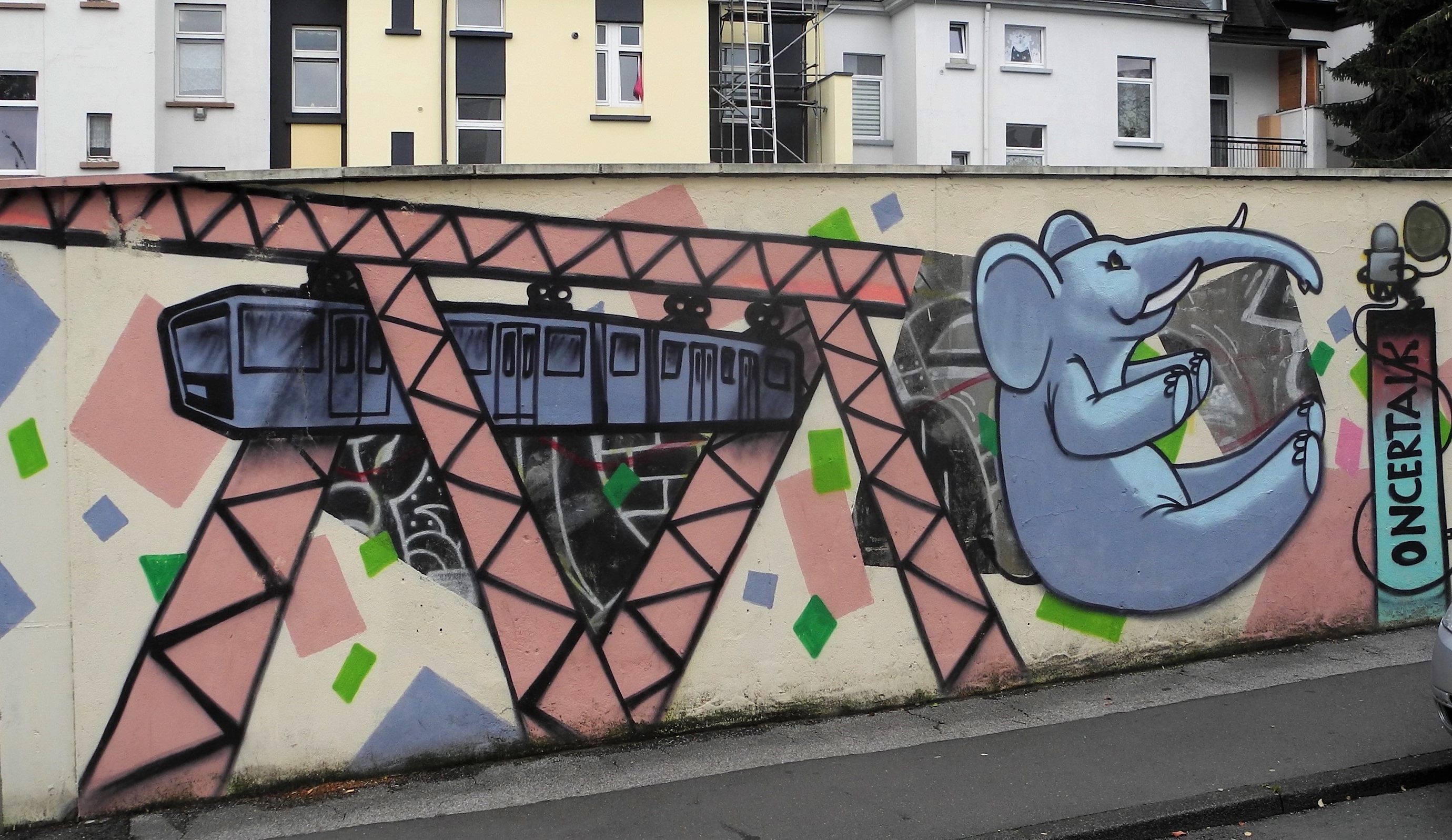 Der Sturz des Elefanten Tuffi hat es sogar auf ein Graffiti geschafft – hier im Wohnquartier Oberbarmen-Schwarzbach (Foto: „Im Fokus“, Creative Commons Share-Alike 4.0)