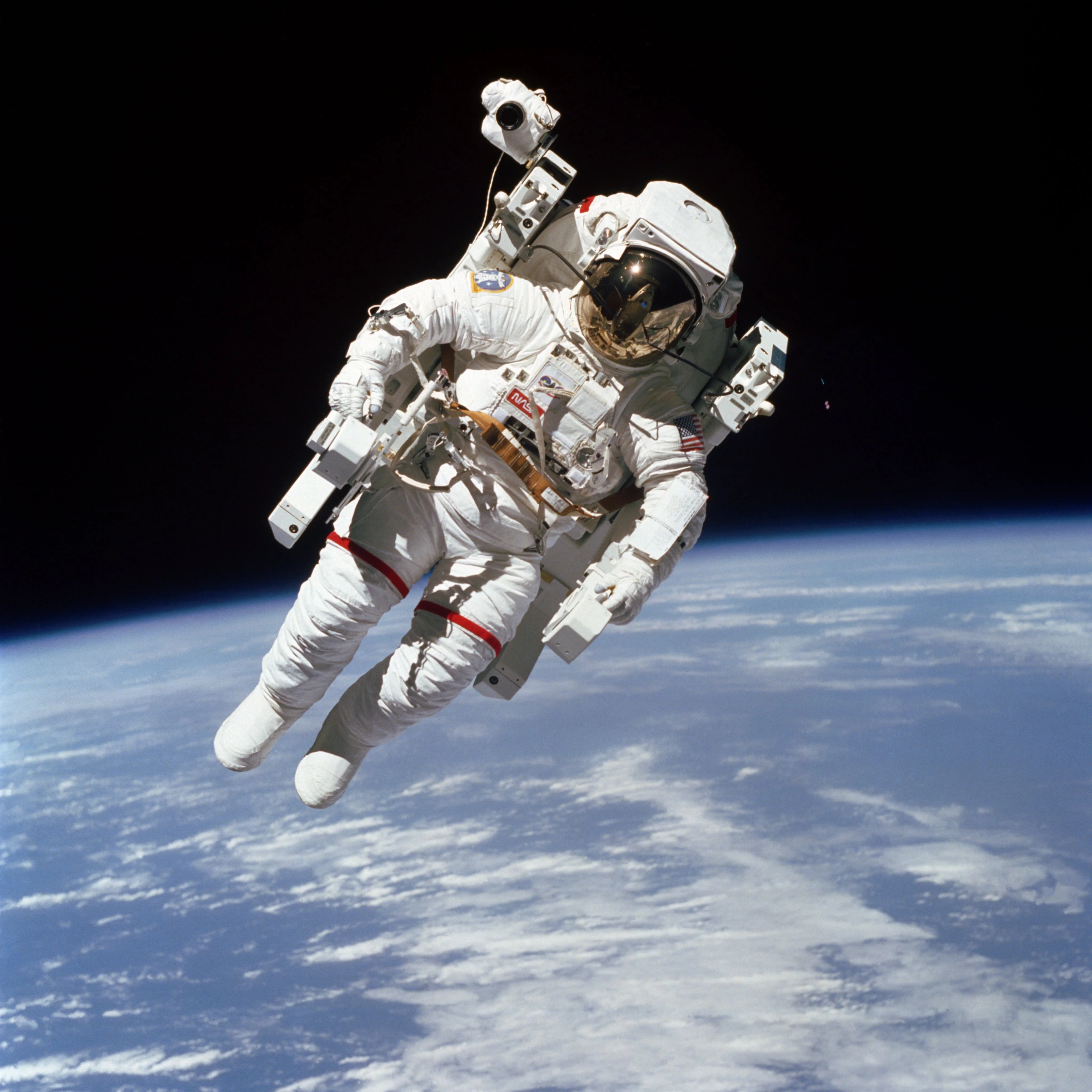 Der Astronaut Bruce McCandless, frei schwebend im All. Foto: NASA