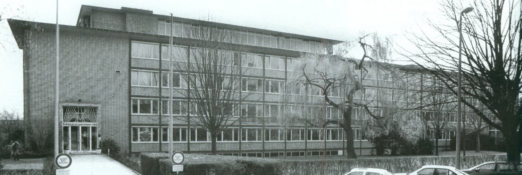 Altes Schwarz-Weiß-Foto vom damaligen Gebäude der Bundesschuldenverwaltung