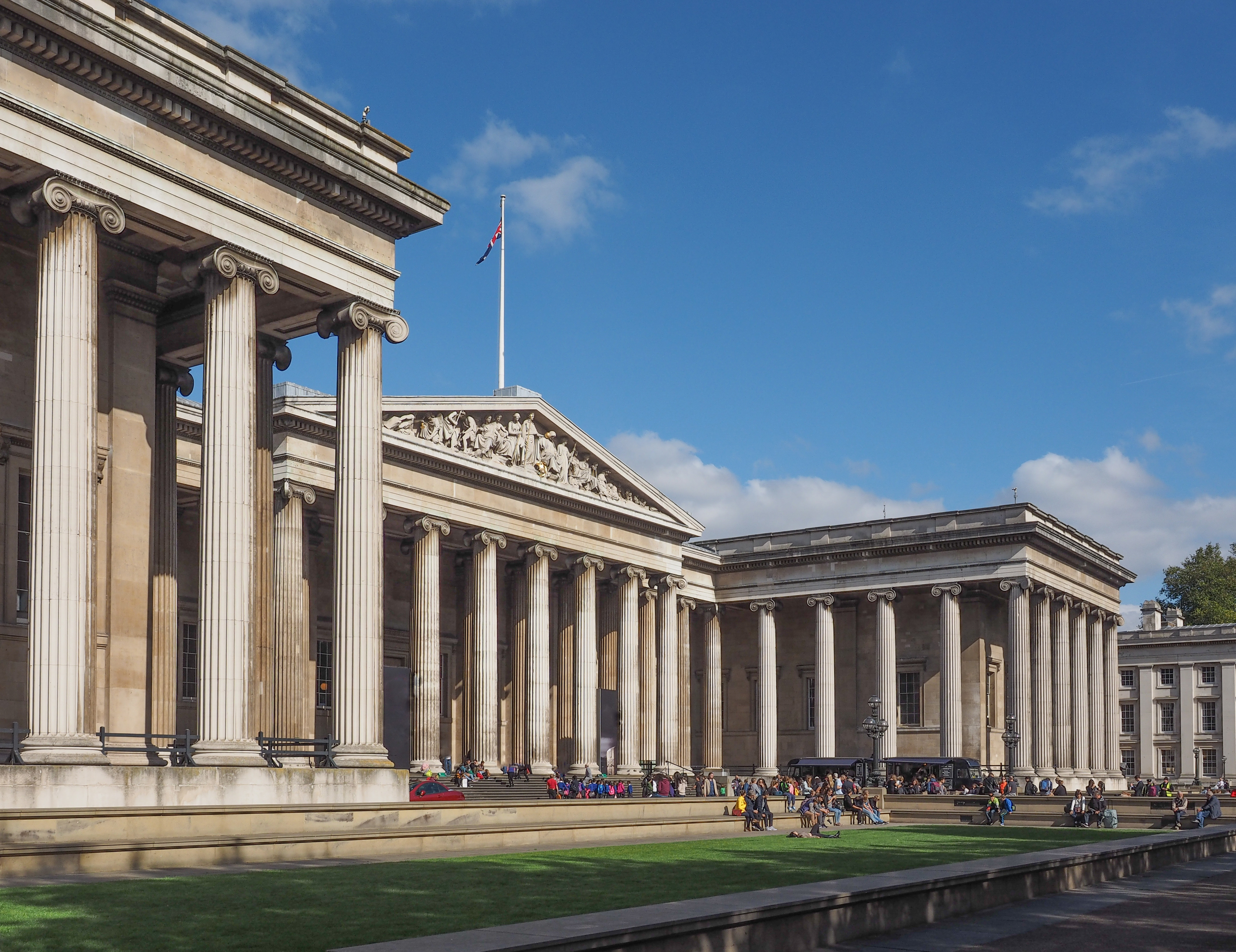 Blick auf das British Museum in London mit seiner ikonischen Säulenarchitektur.
